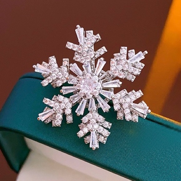 Spinning Snowflake Brooch Silver - Picture 3 of 6